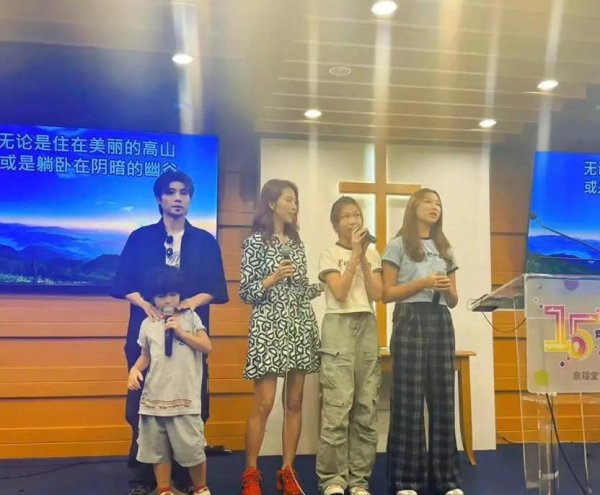 红涨股票配资 蔡少芬一家五口唱歌火爆全网，俩女儿身高追平她，母女同框像姐妹